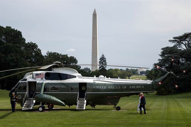 美总统专用直升机陆战队1号经常在美国媒体画面中与总统同时出现，目前是海王式直升机，预计2021年换西科斯基的新型VH-92A。（图／美联社）