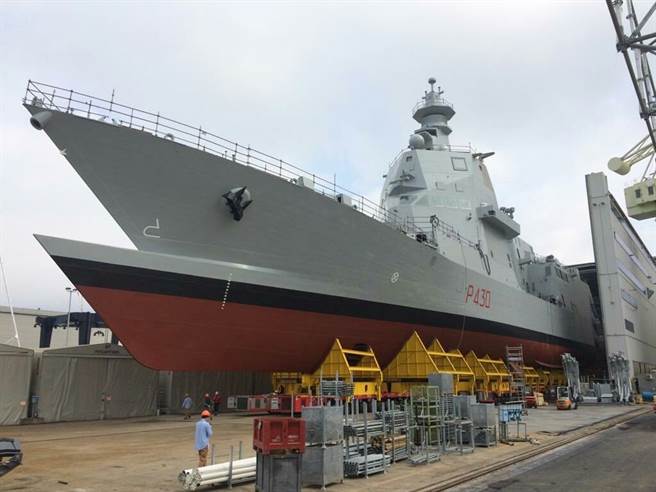 义大利多功能巡逻护卫舰将建造7艘，首艘迪雷韦尔号已于日前下水，预计2021年服役。图中可明显看到奇特的穿浪船底设计。（图／今日海军）