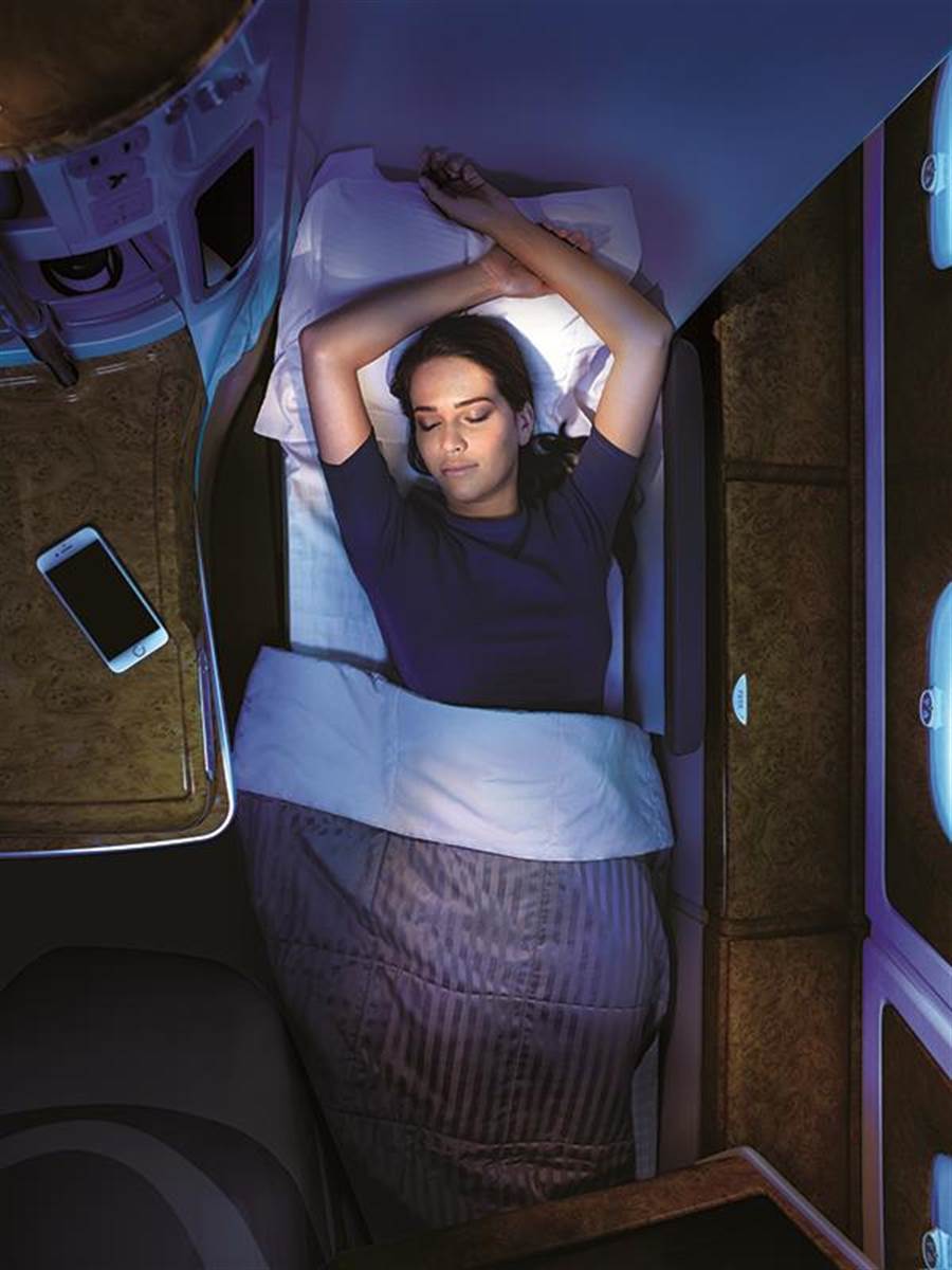 阿聯酋航空A380商務艙座椅可調整為全平躺式睡床。圖：業者提供