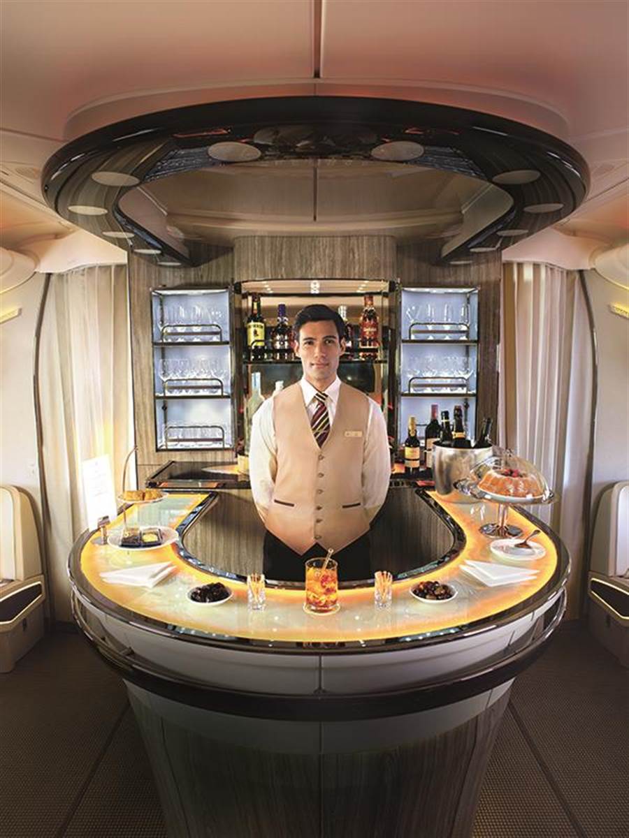 搭乘阿聯酋航空商務艙的旅客可以在四千英呎高空的機上貴賓休息室盡情暢飲。圖：業者提供