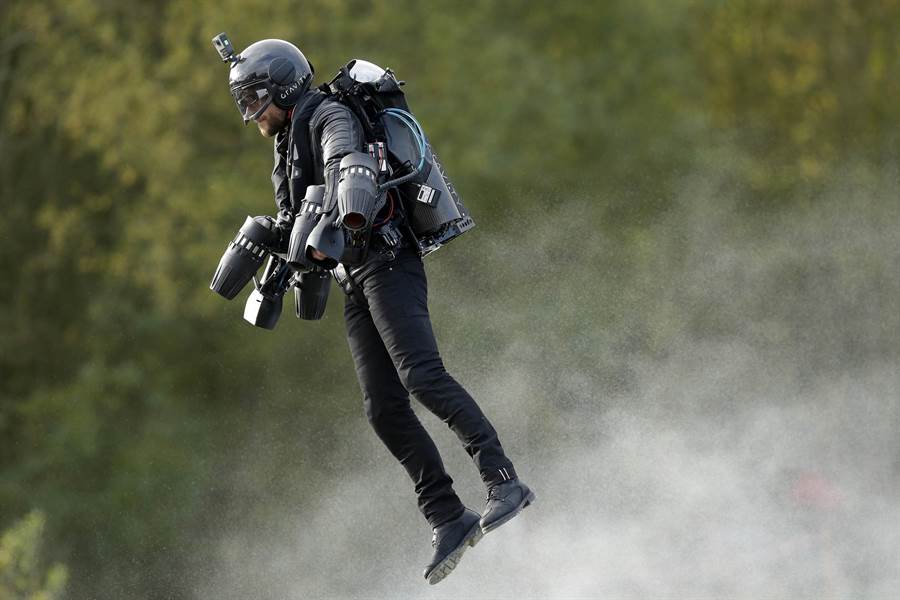 理察‧布朗寧的噴射飛行衣。(圖/youtube)