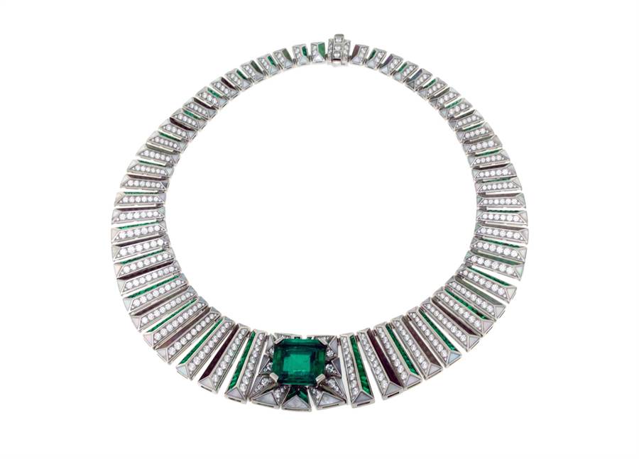 寶格麗以電影《綠野仙蹤》的翡翠城為名打造Emerald City祖母綠鑽石項鍊，主石為21.49克拉的祖母綠 。（BVLGARI提供）