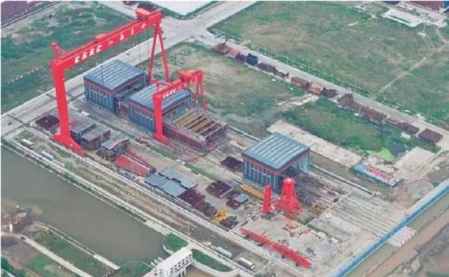 网上曝光的照片显示，003型航母可能採用了巨型总段建造技术。（网路）