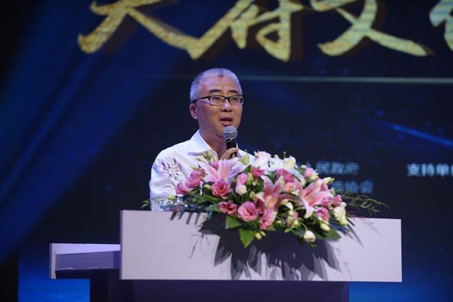 成都市委宣傳部副部長師江在臺上發表。