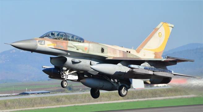 以色列的F-16战机机翼上外挂具有AI自动识别功能的导引炸弹。（图／Rafael Advanced Defense System)