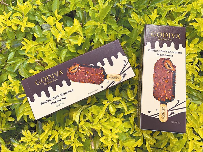 GODIVA夏威夷果仁黑巧克力流心雪糕，別於其他雪糕包裝設計，以猶如禮盒般的開闔方式，打造IG打卡吸睛度。（7-11提供）