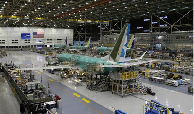 英國國際航空集團向美國航空大廠波音訂購200架737Max，替官司與調查案纏身的波音公司打下一針強心劑。圖為波音737Max生產線。（美聯社）