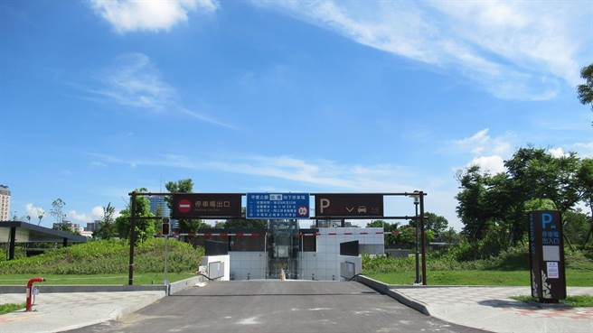 台南市政府在平實公園地下興建的「平實公園地下停車場」於6月20日至30日止開放民眾免費試停。（張毓翎翻攝）