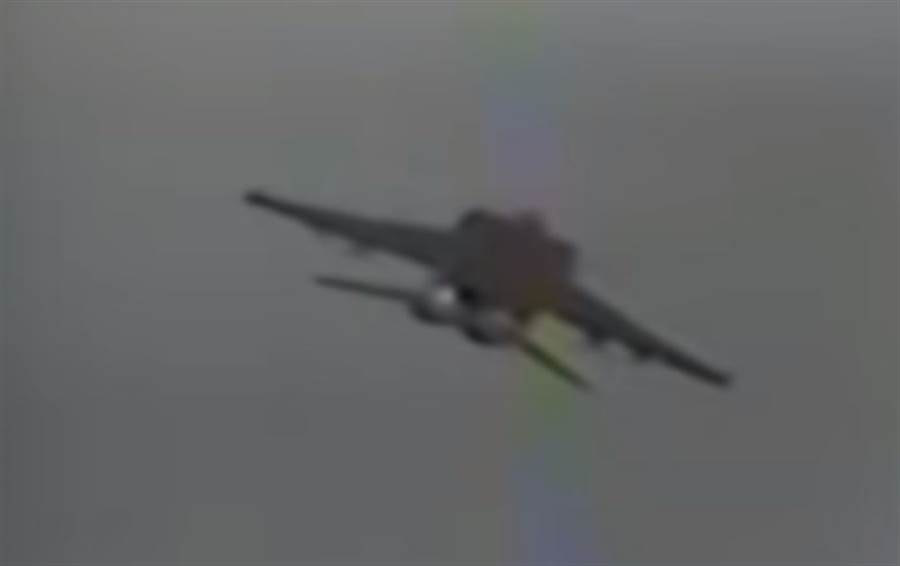F-14將MiG-25咬的死死的。(圖/youtube)