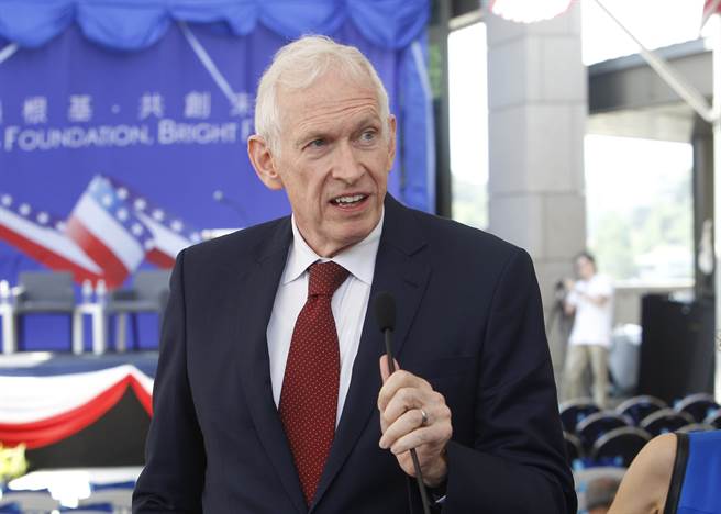 美国在台协会AIT主席莫健称，「一个中国」是中共要把美国挤出亚洲的藉口。图为去年莫健在台湾为AIT新厦揭幕。（图／美联社）