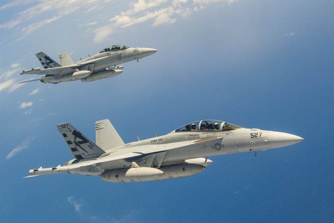 美国海军的EA-18G咆哮者电子战机机腹下挂着电战吊舱，它可能是未来压制隐形战机的利器。（图／美国海军）