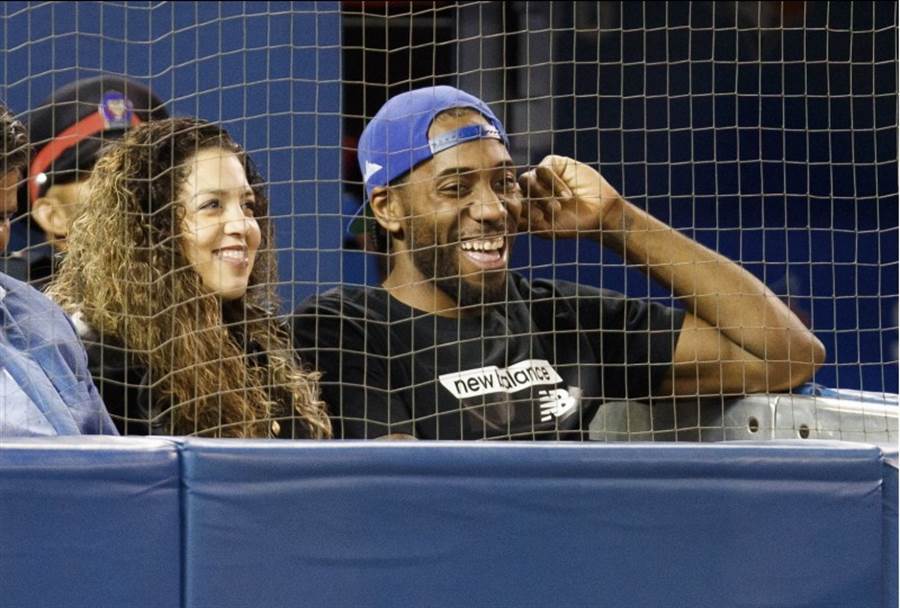 里歐納德跟女友現場旁觀MLB藍鳥角逐，卻在幾個小時才去買搬家紙箱。（美聯社）
