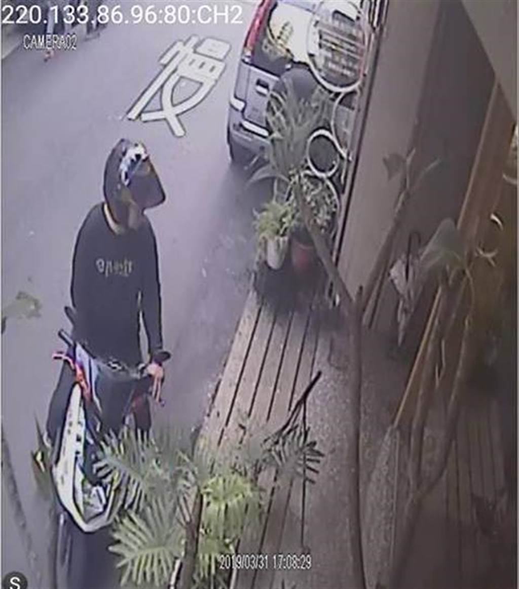 新竹地區出現該名頭戴安全帽的黑衣男，到處向店家借錢詐騙。（徐養齡翻攝）