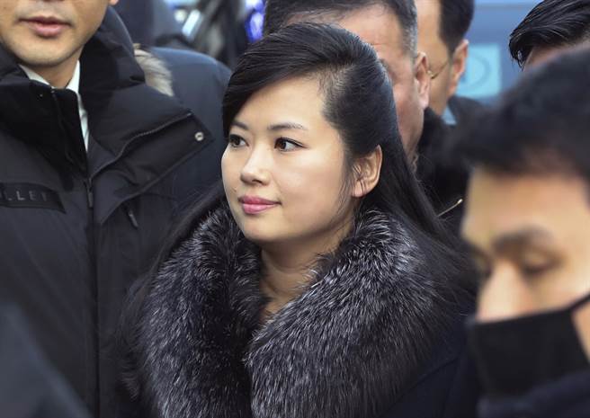 中国大陆国家主席习近平访北韩的接待行程中，，未由金与正接待，反而由金正恩的旧爱、歌星玄松月代替她。（美联社）