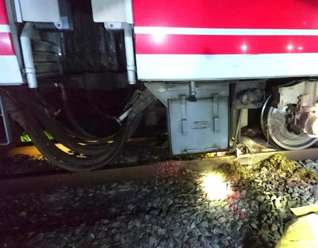 被撞牛只卡在车底，造成火车延误150分钟。(台铁提供)