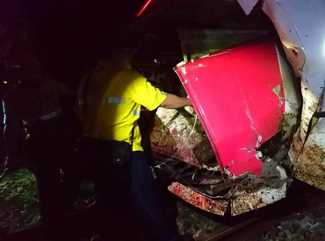 台铁448次列车深夜撞死牛，造成70名乘客延误。(台铁提供)