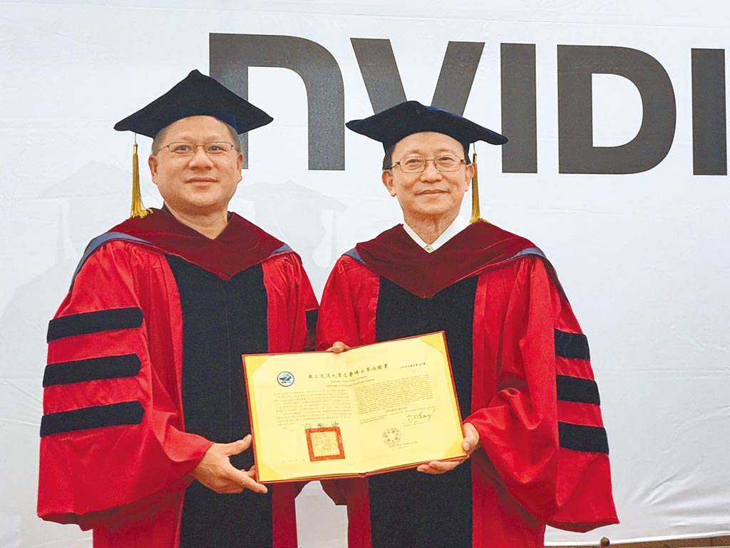 交通大學校長張懋中（右）頒發交大名譽博士學位予繪圖晶片大廠輝達創辦人暨執行長黃仁勳（左）。圖／涂志豪