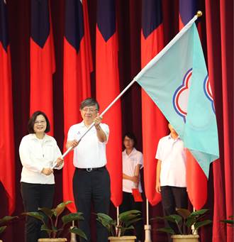 世大運》蔡英文授旗勉勵 「再給台灣充滿奇蹟的夏天」