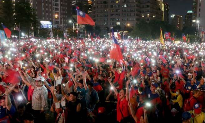 韓國瑜22日台中大造勢，他晚間到場時，帶領全體支持者齊唱《堅持》，亮起的手機燈海好壯觀。（資料照片，黃國峰攝）
