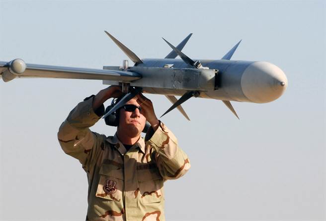 美空军地勤人员正在为F-16战机装载AIM-120空对空导弹。（图／美国空军）