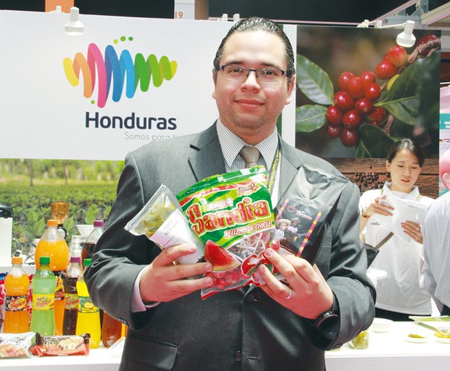 宏都拉斯駐台參事Juan Carlos Barahon展示來自宏都拉斯的經典食材。圖／陳昌博