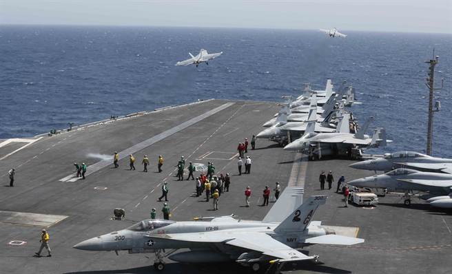 美国在阿拉伯海部署了大量的武力威慑伊朗，还被打下一架无人侦察机，但外界仍不认为美国会对伊朗真的开战。真正会发动突袭的是默不吭声的以色列。图为美军派往阿拉伯海的林肯号航母战斗群。（图／美国海军）
