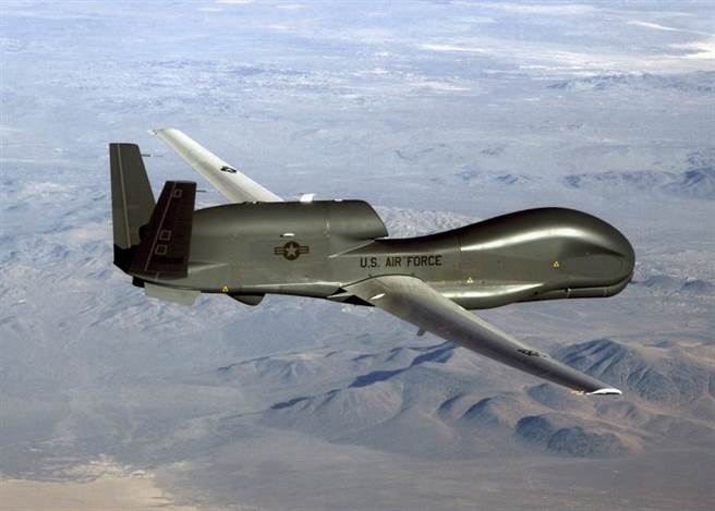 RQ-4「全球鹰」（Global Hawk）无人侦察机记录情报并进行侦察的画面。（美国空军）
