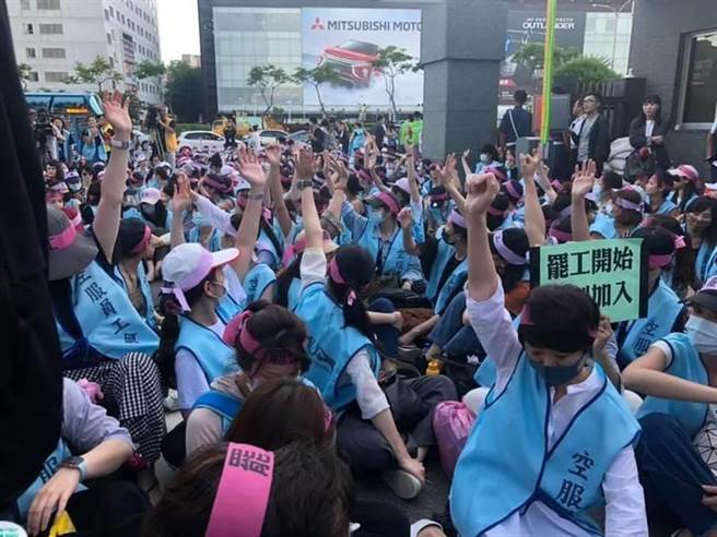 有参与罢工的长荣空服员在Dcard上提出决定回头服勤的理由。(图／本报资料照，吕筱蝉摄)