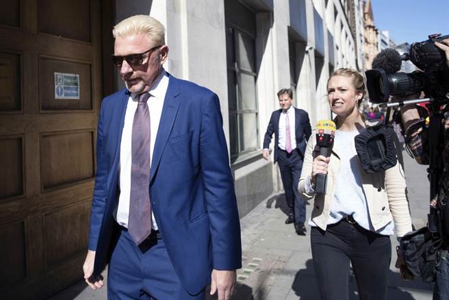 贝克出庭之后又被摄影机追着跑。（美联社资料照）