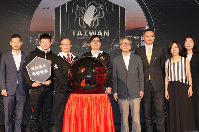 
「六都电竞争霸战」启动记者会于25日盛大举办，行政院副院长陈其迈(图中)、上报社长胡鸿仁(图右四)、与主要赞助商永庆房屋业管部协理陈赐杰(图右三)一同出席共襄盛举。(图/永庆房屋提供)