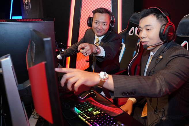 永庆房屋百万经纪人陈竞皓（图右），曾获得电竞业余赛冠军，工作之余，还能延续对电竞的兴趣，组队线上拚电竞，换他指导主管如何线上拚战。(图/永庆房屋提供)