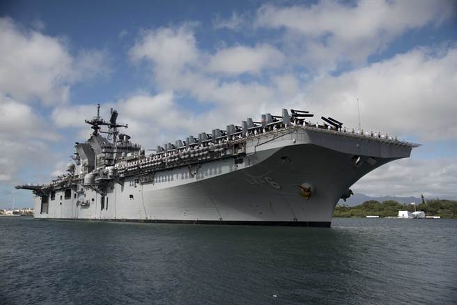 中共近年为应对南海与台海的作战需求，积极发展两栖登陆战力。目前正在积极建造的075两栖攻击舰就是以图中美国海军的美国级两栖攻击舰为学习目标。（图／美国海军）