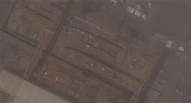 在上海沪东造船厂建造的首艘075两栖攻击舰。照片显示舰体分段正在进行合拢。（图／网路）