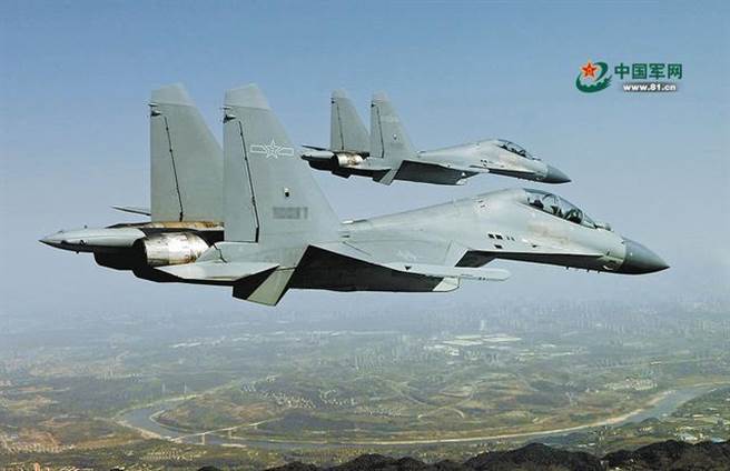 殲16有「炸彈卡車」之稱，機載武器數量多且強。新版殲-11D號稱可以向殲-16的火力看齊。（圖／中國軍網）