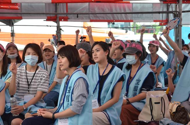 桃园市空服员职业工会在南崁长荣航空航运大楼门口静坐抗议。（赖佑维摄）