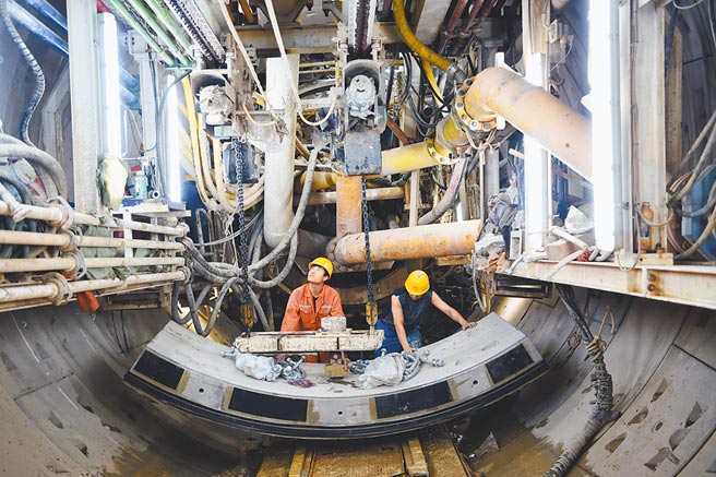 黃河蘭州段地面以下40公尺深處，施工人員調運盾構管片準備襯砌隧道。（新華社）