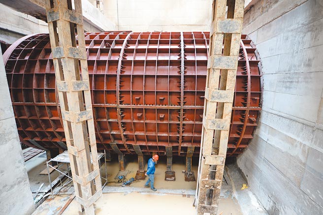 人員查看地鐵隧道口內部盾構機對外部鋼套管的影響。（新華社資料照片）