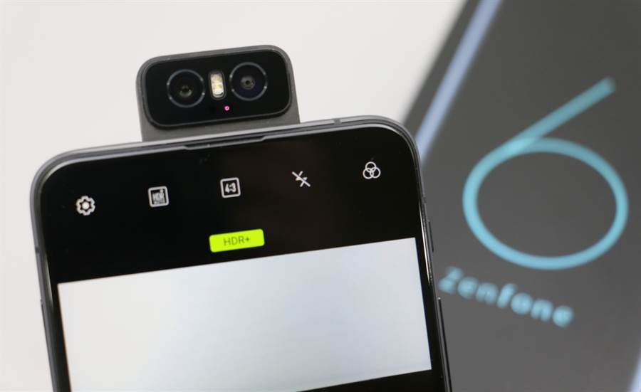 ASUS ZenFone 6 搭配的翻轉相機，是自拍鏡頭也是主鏡頭。（圖／黃慧雯攝）
