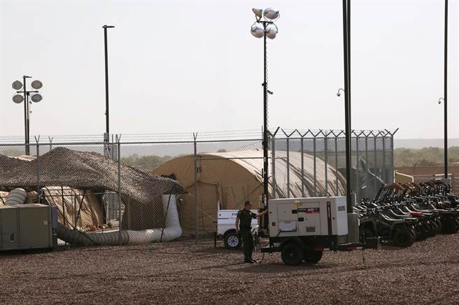 美国德州克林一间儿童移民收容中心被爆出环境脏乱，幼童吃不饱、睡不好，甚至一个月没洗澡。图为德州克林的移民收容中心一览。（图／路透社）