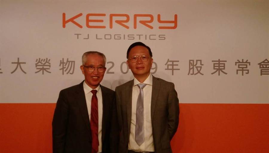 嘉里大榮董監事選舉後，獲蟬聯的董事長沈宗桂（左）與香港嘉里物流聯網總裁馬榮楷（右）合影。