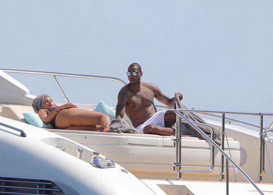 安森尼被拍到跟一名辣妹在遊艇上曬太陽。(取自網路)