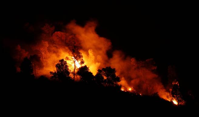 西班牙加泰隆尼亞地區野火延燒失控，受災面積已達數千公萬，官方估計災情還會持續擴大。（圖／路透）