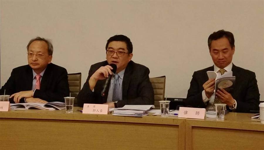 左起益航財務長黎世明、董事長郭人豪與列席律師在股東會上。(圖:張佩芬)