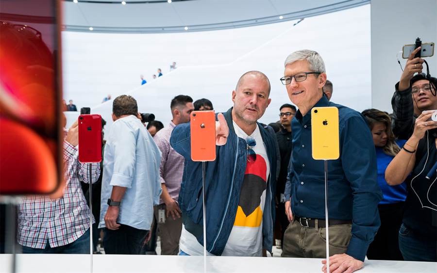 蘋果現任設計長Jonathan Ive（左）將去職自創公司，蘋果將會成為他新公司的第一個客戶，延續連結良好的工作關係。（圖／翻攝蘋果官網）
