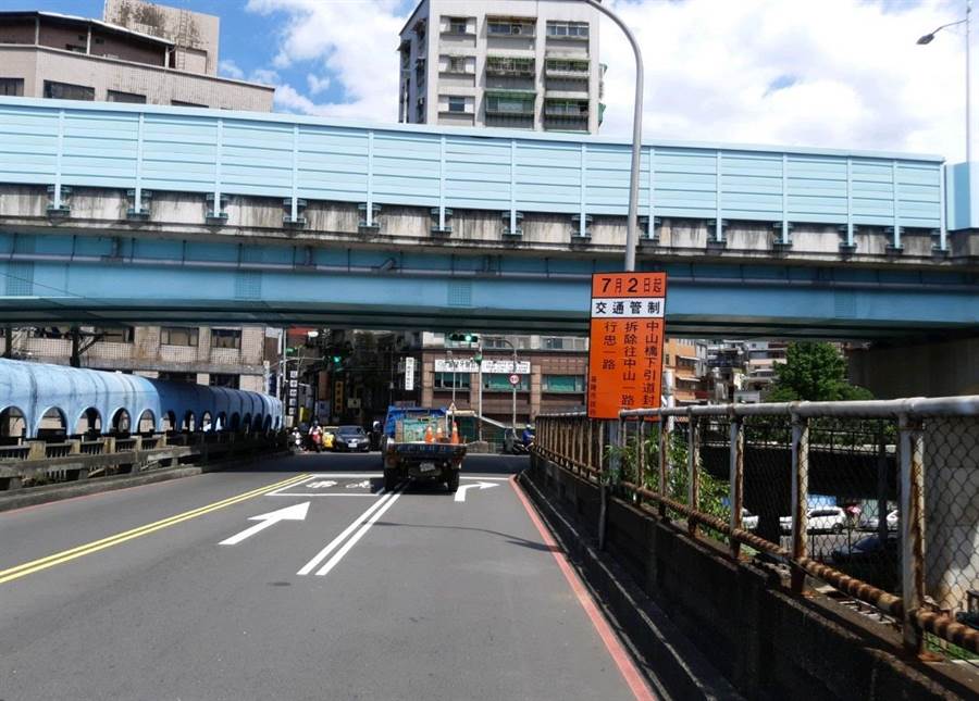 基隆市中山一路拓寬工程即將啟動，7月2日將拆除中山橋下引道，工期1年，用路人需改行替代道路。（張穎齊翻攝）