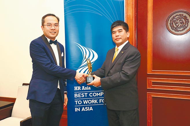 永庆房屋总经理吴良治（右）从BMI集团总编辑吴恩明（左）中接过奖座，连续2年获颁最佳企业雇主奖，房仲唯一。（永庆房屋提供）