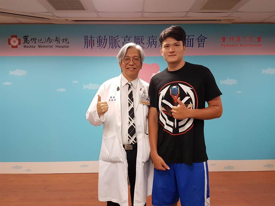 馬偕醫院心臟內科資深主治醫師吳懿哲（左）與肺高壓患者、準籃球國手史舒允合影。（馬偕醫院提供）