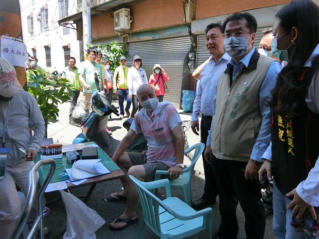 台南市長黃偉哲今天到甲頂里實地了解登革熱防疫情形。(曹婷婷攝)