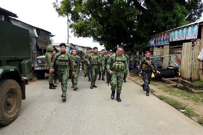 菲律宾南部苏禄省一座军营28日下午接连发生2起爆炸，酿成8人死亡，马尼拉都会区警方已宣布自29日晚间6时起，全区进入「全面警戒」状态。图为菲国军人前往爆炸现场的画面。（图／路透社）