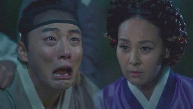 韓國女星全美善（右）演出過不少韓劇，卻在昨（29）日驚傳輕生身亡消息，讓不少和她合作過的演員，包含尹施允（左）今日現身靈堂都哭成一片不敢相信。（圖／翻攝自韓網）